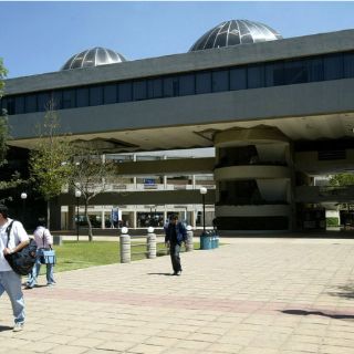 Convierten universitarios basura en artesanías y accesorios