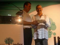 González Márquez (der) recibió el premio de parte del presidente de INDEX, Luis Aguirre Lang (izq).  /
