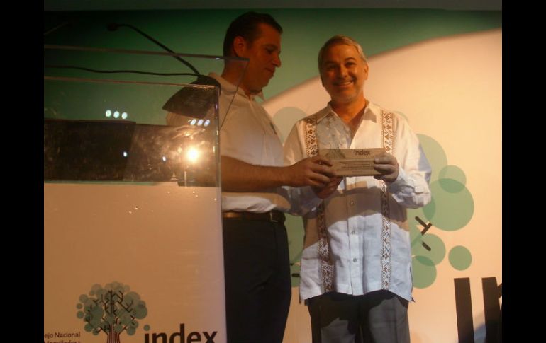 González Márquez (der) recibió el premio de parte del presidente de INDEX, Luis Aguirre Lang (izq).  /