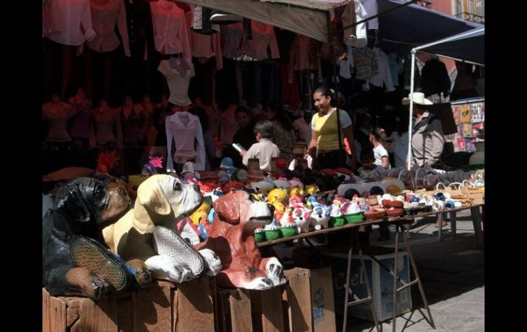 El tianguis artesanal de Tonalá es parte del proyecto del fomento a dicha actividad tradicional del municipio. ARCHIVO  /