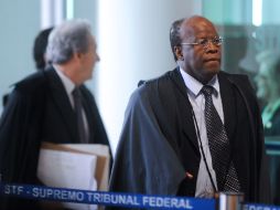 El juez instructor Joaquim Barbosa llega a la sesión de la corte suprema de Brasil, en Brasilia. EFE  /