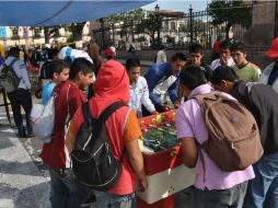 Los normalistas tienen tres días instalados afuera del Palacio de Gobierno. NTX  /