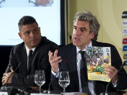 El director de Comunicaciones de la FIFA, Walter Gregorio (d), durante el evento de la FIFA donde se anuciaron las sedes. EFE  /