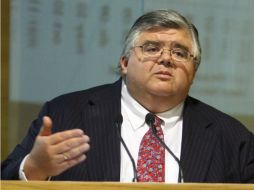 Agustín Carstens, gobernador del Banco de México, presidió la sesión para disminuir los riesgos en la banca. ARCHIVO  /