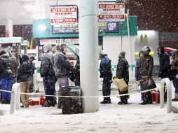 Personas hacen flia para comprar gasolilna durante una tormenta de nieve en Nueva York. AFP  /
