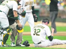 Afectado. El lanzador de Oakland Brandon McCarthy fue golpeado en la cabeza por una bola y fue hospitalizado. ESPECIAL  /