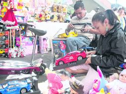 Beneficio. Los trabajadores podrán utilizar parte de su aguinaldo para adelantar las compras navideñas en el fin de semana más barato.  /