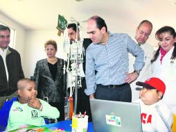 De estreno. Daniel Karam visitó el aula donde  se impartirá el programa “Sigamos aprendiendo en el hospital”.  /