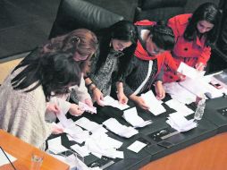 Legisladoras. Realizan el conteo de sufragios contados en papel. EL UNIVERSAL  /