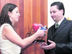 Ana Luisa Ramírez, a nombre de la AFP, entregó el reconocimiento al coordinador de Circulación de EL INFORMADOR, David Solórzano  /