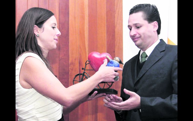 Ana Luisa Ramírez, a nombre de la AFP, entregó el reconocimiento al coordinador de Circulación de EL INFORMADOR, David Solórzano  /