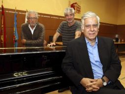 El escritor peruano Alonso Cueto (d);el argentino Marcelo Birmajer (c);y el colombiano Héctor Abad Faciolince. EFE  /