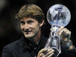 En el O2 Arena de Londres le fue entregado un trofeo mientras público y amigos le aplaudían. AP  /