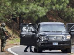 Militares mexicanos verifican vehículo en el que dos empleados del gobierno de EU fueron fusilados en la carretera. AP  /