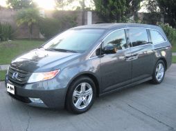 CAPACIDAD. Puede llevar hasta siete pasajeros y cuenta con una amplia área para cargar maletas.  /