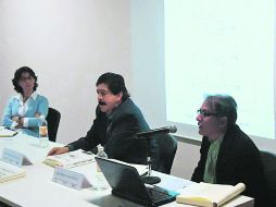 Presentación. De derecha a izquierda: Jorge Trujillo Bretón presenta su libro. Lo acompañan Rodolfo Gutiérrez Zermeño y Rebeca García.  /