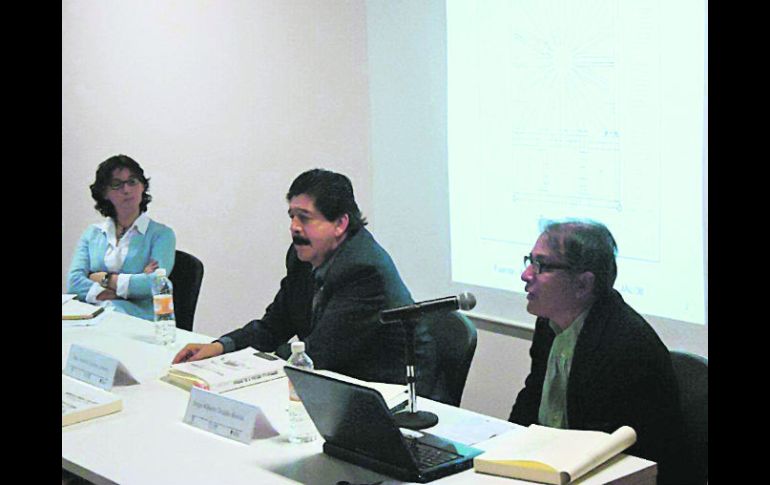 Presentación. De derecha a izquierda: Jorge Trujillo Bretón presenta su libro. Lo acompañan Rodolfo Gutiérrez Zermeño y Rebeca García.  /