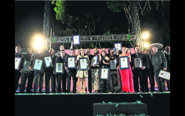 Los 23 homenajeados posan con sus placas conmemorativas tras la ceremonia.  /