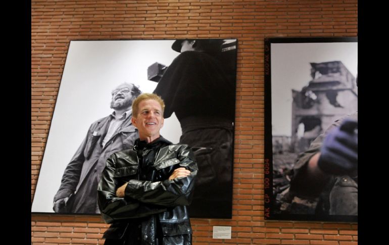 Matthew Modine presenta las fotos que realizó durante el rodaje de la película. AFP  /
