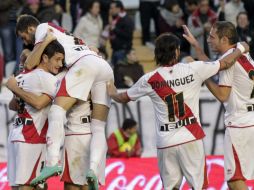 Los jugadores del Rayo Vallecano celebran su tercer gol, anotado por Francisco Luna Piti. EFE  /