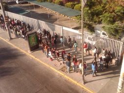 Cientos de aspirantes esperan ingresar al CUCSH de la UdeG para presentar su examen de admisión a la Universidad.  /