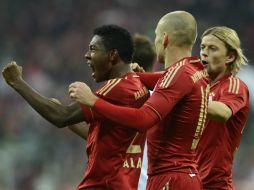 Jugadores de Bayern celebran el último gol del partido, anotado por Alaba, de sólo 20 años. AFP  /