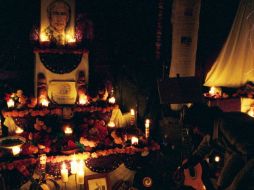 Se montó también un tradicional altar del Día de Muertos, en honor a Carlos Fuentes. ARCHIVO  /