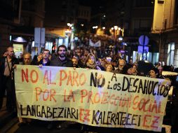 El banco español Kutxabank suspendió de forma inmediata los embargos de viviendas a sus deudores de hipotecas. AP  /