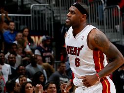 LeBron James señala que es 'triste' que Mike Brown haya salido de esa manera de los Lakers. GETTY IMAGES SPORTS  /