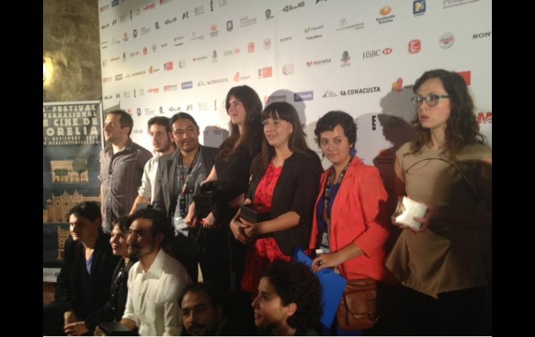 Los ganadores del Festival Internacional de Cine de Morelia posan juntos en el evento de clausura. ESPECIAL TWITTER  /