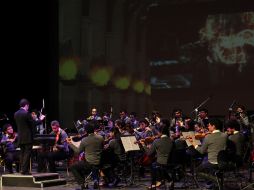 El Teatro Diana fue víctima de la magia que los músicos de la Orquesta Sinfónica Juvenil de Guadalajara.  /