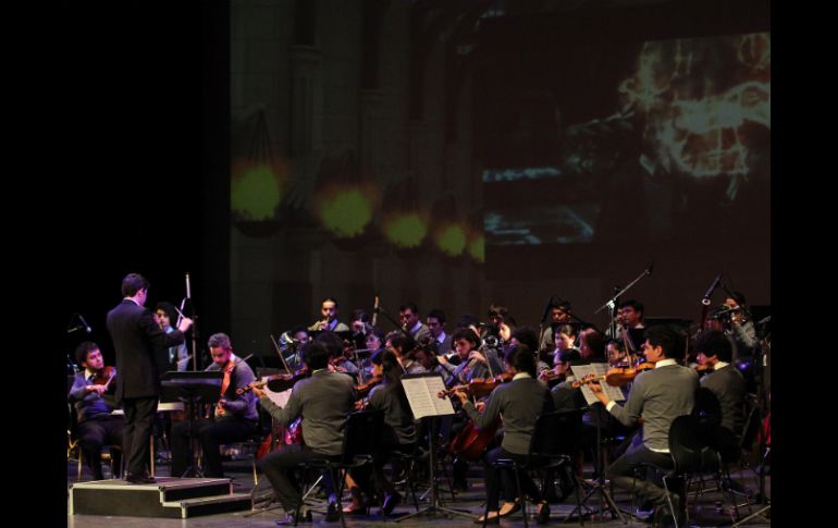 El Teatro Diana fue víctima de la magia que los músicos de la Orquesta Sinfónica Juvenil de Guadalajara.  /
