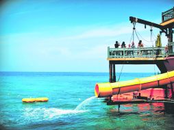 MARGARITA VILLE. Bar de playa. En el día es frecuentado por turistas. De noche se llena de gente ocal que baila hip hop.  /