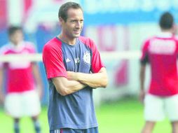 A pesar de las duras críticas, sólo una desgracia podría dejar fuera de la liguilla a Chivas.  /