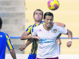 Eduardo Lillingston, de Tecos, es marcado por un defensa de La Piedad, ayer en el ''Juan N. López'' de la ciudad michoacana. MEXSPORT  /