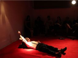 Público. Los presentes disfrutaron el trabajo presentado por Teatro Rabinal, ambientado con el sonido de un violonchelo.  /