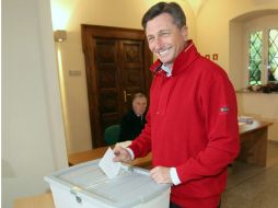 El candidato y ex primer ministro Borut Pahor emite su voto durante la primera ronda de las elecciones en Eslovenia. EFE  /