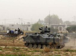 Un vehículo militar turco patrulla por una zona fronteriza a través de la cual miles de sirios han huído a Turquía. EFE  /