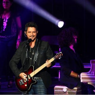 Alejandro Sanz recibe un disco de oro en Hollywood