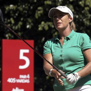 Kerr lidera a media jornada