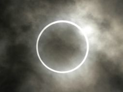 Totalmente oculto por la Luna, el Sol quedará reducido a un pequeño disco negro con una aureola dorada. ARCHIVO  /