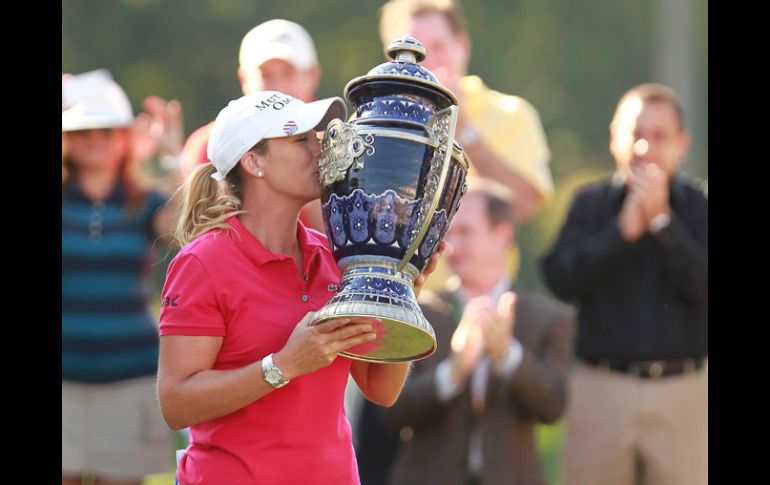 Cristie Kerr emocionada por lograr el título del LOI 2012 besa el trofeo.  /