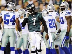 Vick (7) no ha podido hacer fuerte a la ofensiva de Filadelfia. AP  /