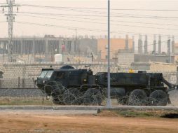 Miles de sirios huyen en vehículo militar turco. EFE  /