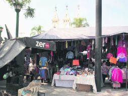 Otras vocaciones. Ante la dificultad para vender sus obras, hay artesanos que ahora comercian con ropa o alimentos.  /