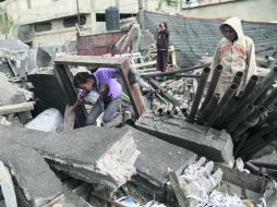 Destrozos. Palestinos observan escombros de su casa luego de ser afectada por un ataque aéreo israelí, en la ciudad de Gaza. XINHUA  /