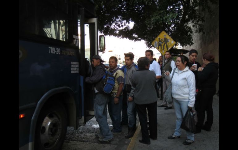 La SVyT autorizó que las unidades del transporte de lujo trasladen a usuarios de pie.  /
