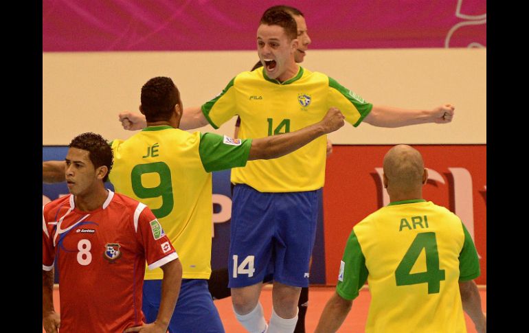 Rodrigo de Brasil (c) celebra con su equipo tras anotar un gol. AFP  /