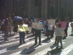 Los vendedores se manifestaron como protesta al operativo que se implementa para retirar el ambulantaje del Centro.  /
