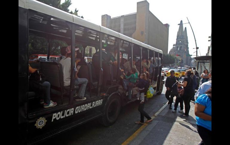 Unidades de la policía municipal ayudan a transportar a usuarios.  /